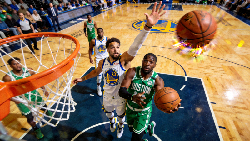 NBA总决赛第七场决胜时刻：金州勇士队与波士顿凯尔特人队球员篮下对抗